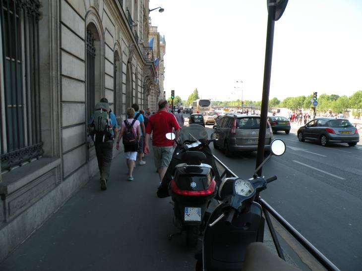  piétons et voitures sur les quais